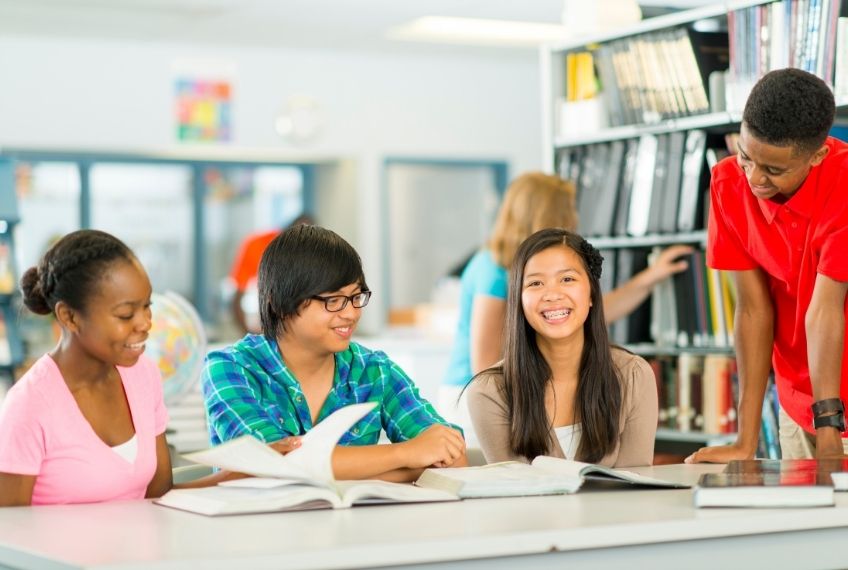 דואגים לחינוך: עמותת אחינועם בראשותם של משה, רפי ואיל אדרעי הקימה ספרייה בבית ספר יסודי